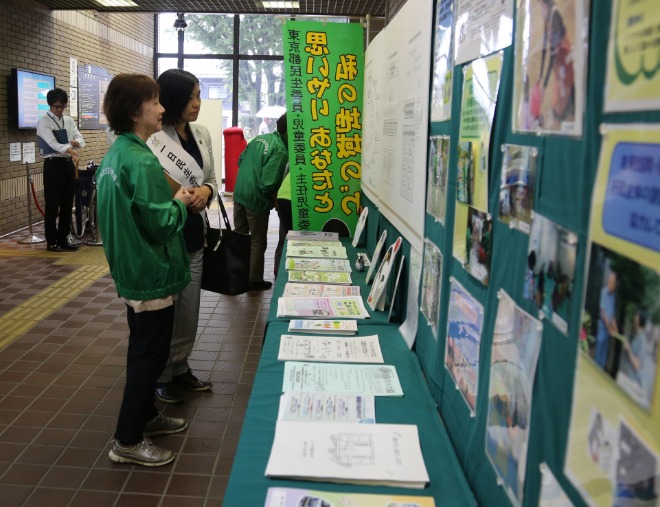 パネル展見学の様子